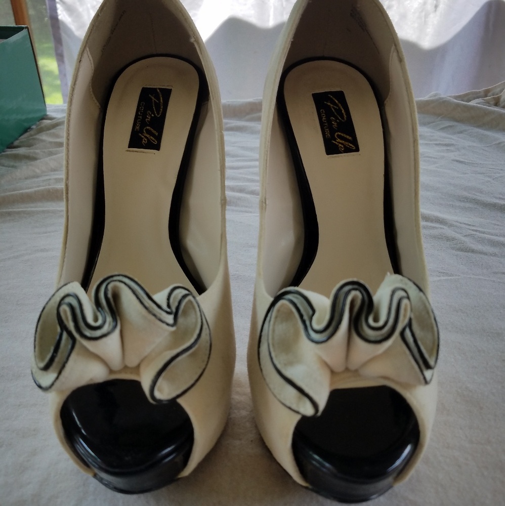 Lolita 10 beige suede pumps